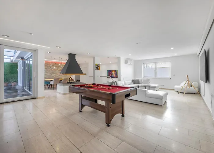 Aurion - Indoor Pool, Sauna , Jacuzzi & Fitness Apartment