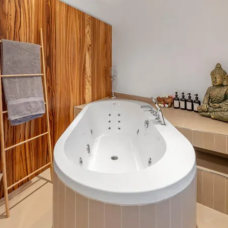 公寓 Aurion - Indoor Pool, Sauna , Jacuzzi & Fitness